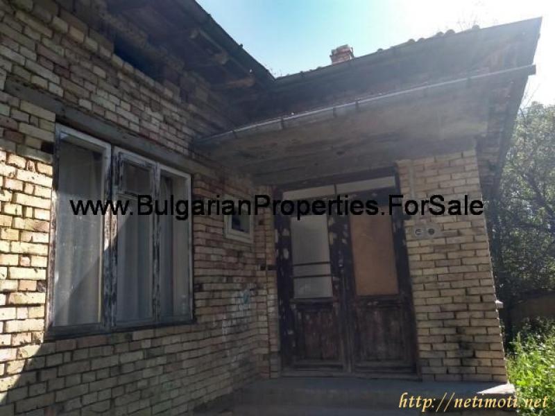 Снимка 1 на къща в Търговище област - с.Ломци в категория недвижими имоти продава - 2000 м2 на цена  7800 EUR 