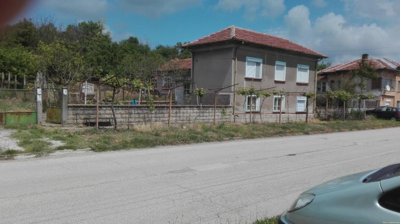 Снимка 1 на къща в Плевен област - с.Лозица в категория недвижими имоти продава - 120 м2 на цена  7669 EUR 