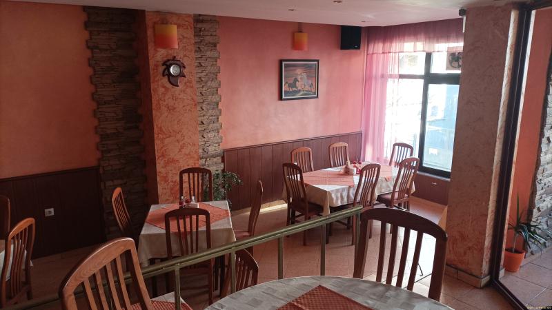 Снимка 4 на заведение в Пловдив - Център в категория недвижими имоти дава под наем - 180 м2 на цена  1023 EUR 